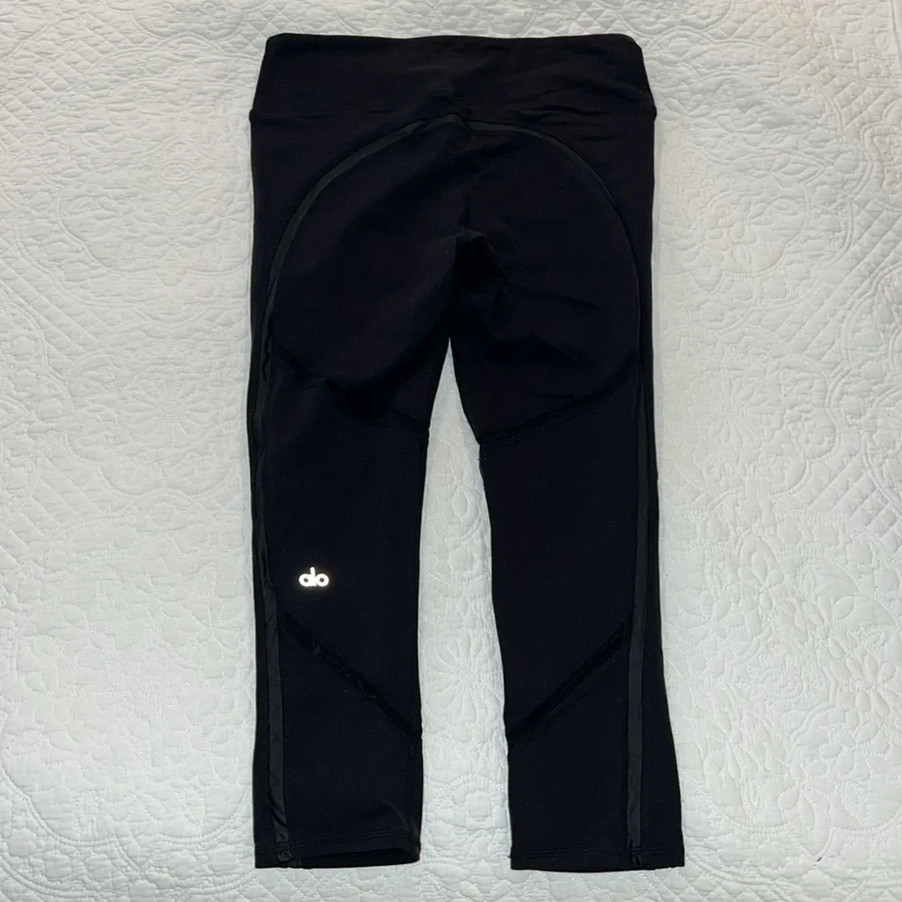 ALO YOGA Continuity Capri Crop Leggings Size M - Picture 2 of 11